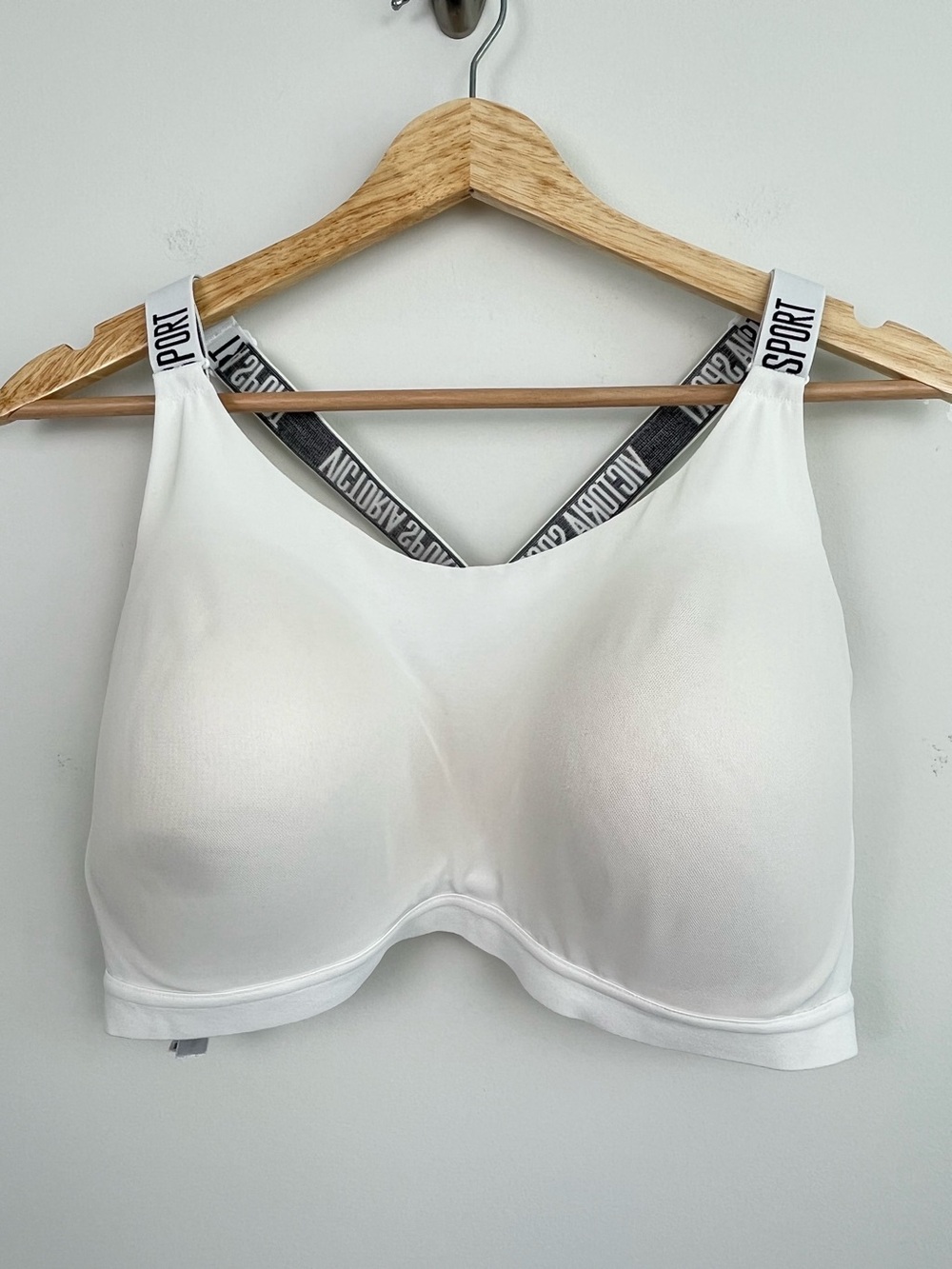 Victoria Sport Incredible Lightweight white pullover racerback bra, 38DD.